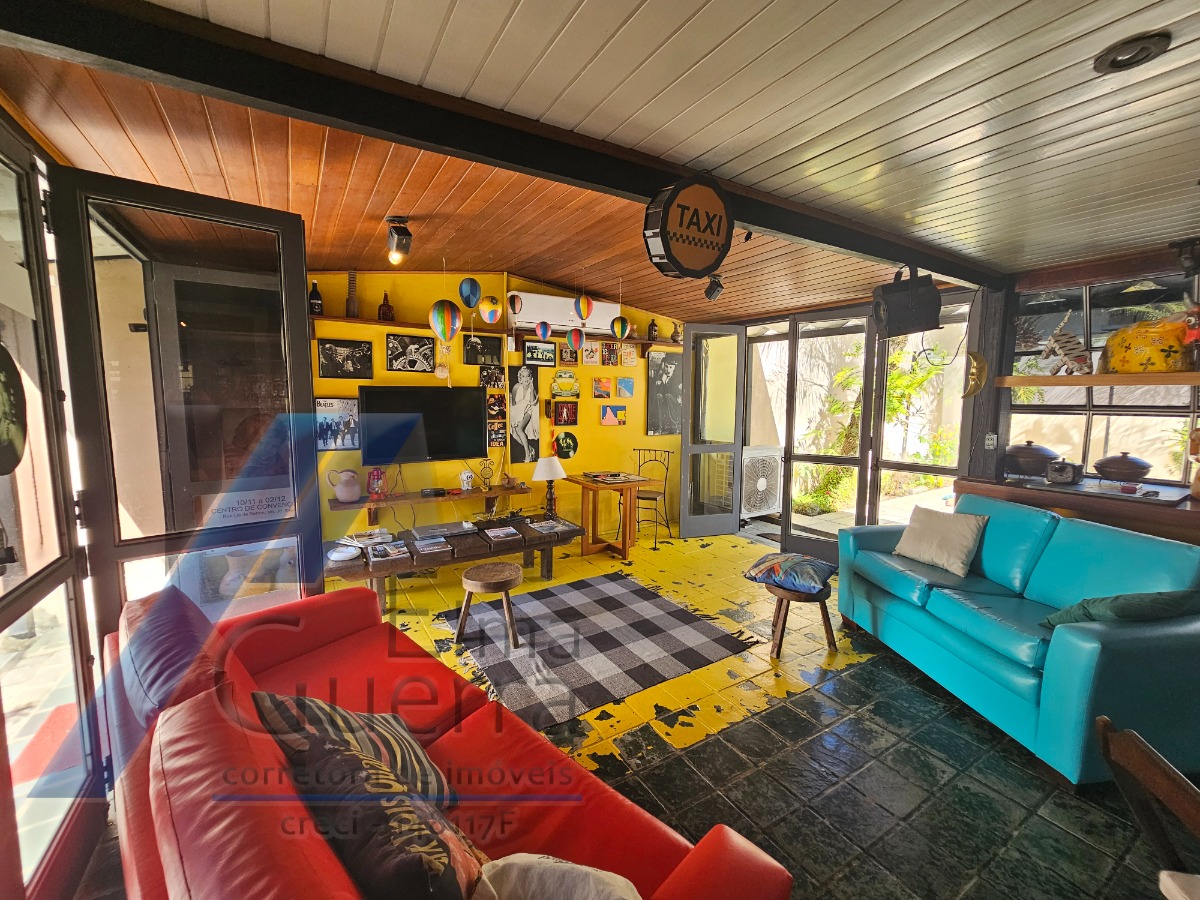 Ubatuba, Centro - Casa com 5 quartos, sendo 3 suítes