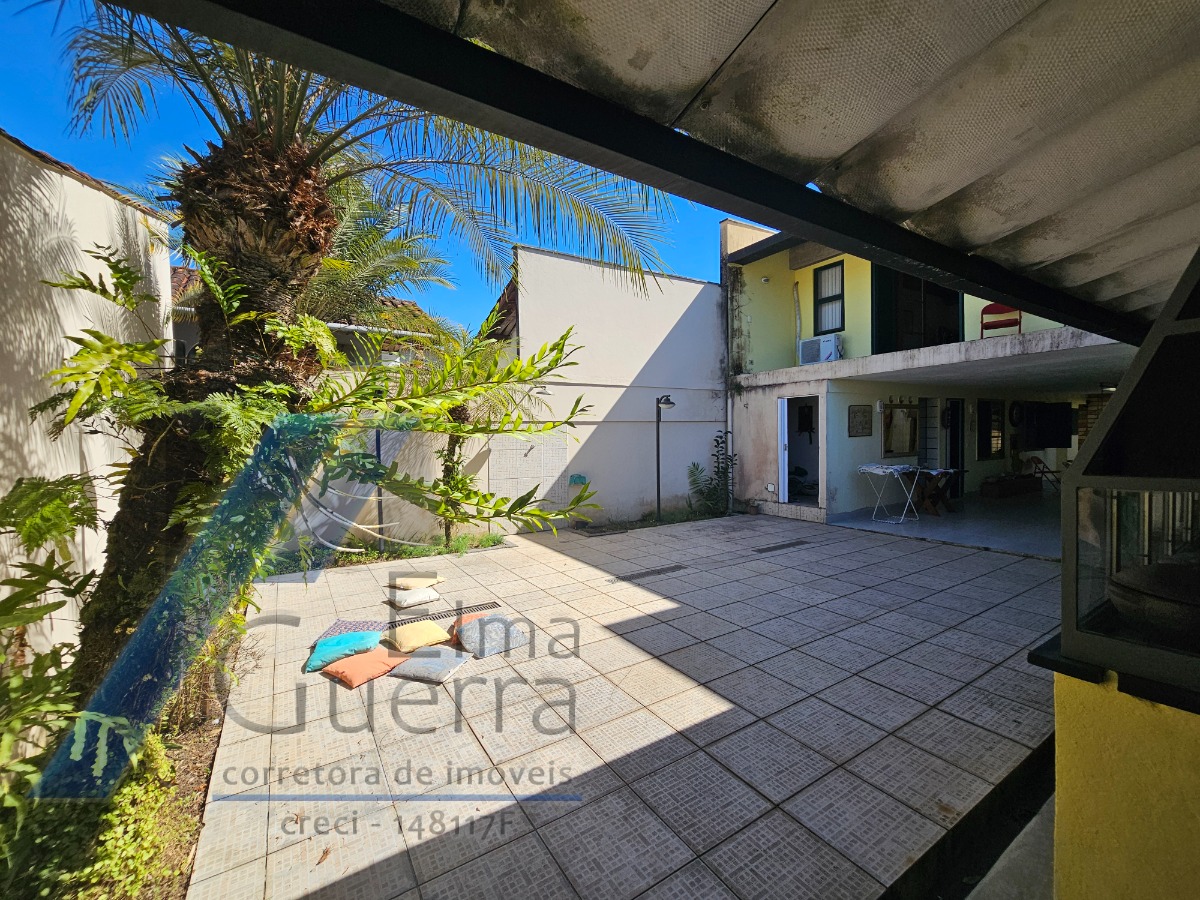 Ubatuba, Centro - Casa com 5 quartos, sendo 3 suítes