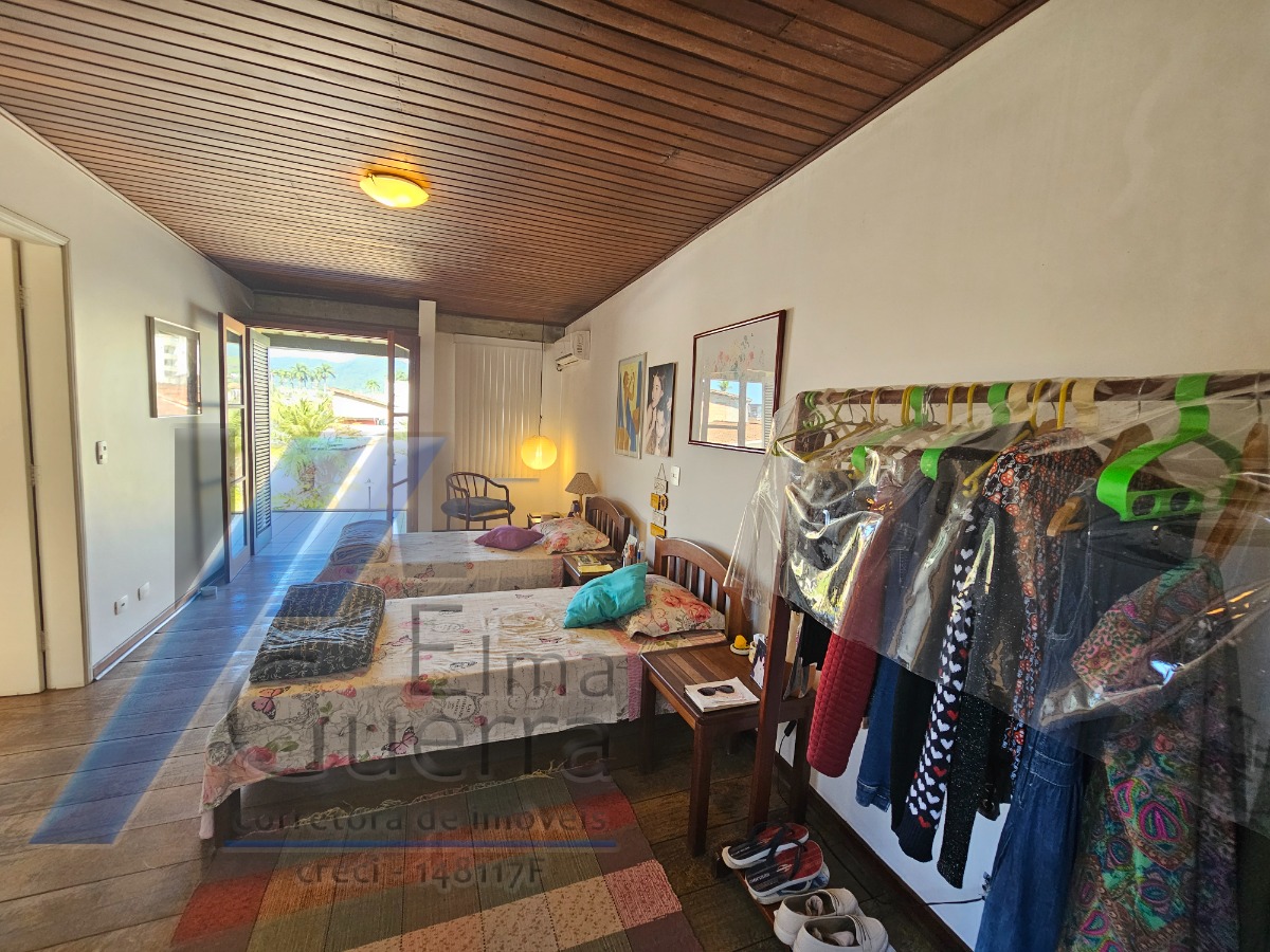 Ubatuba, Centro - Casa com 5 quartos, sendo 3 suítes
