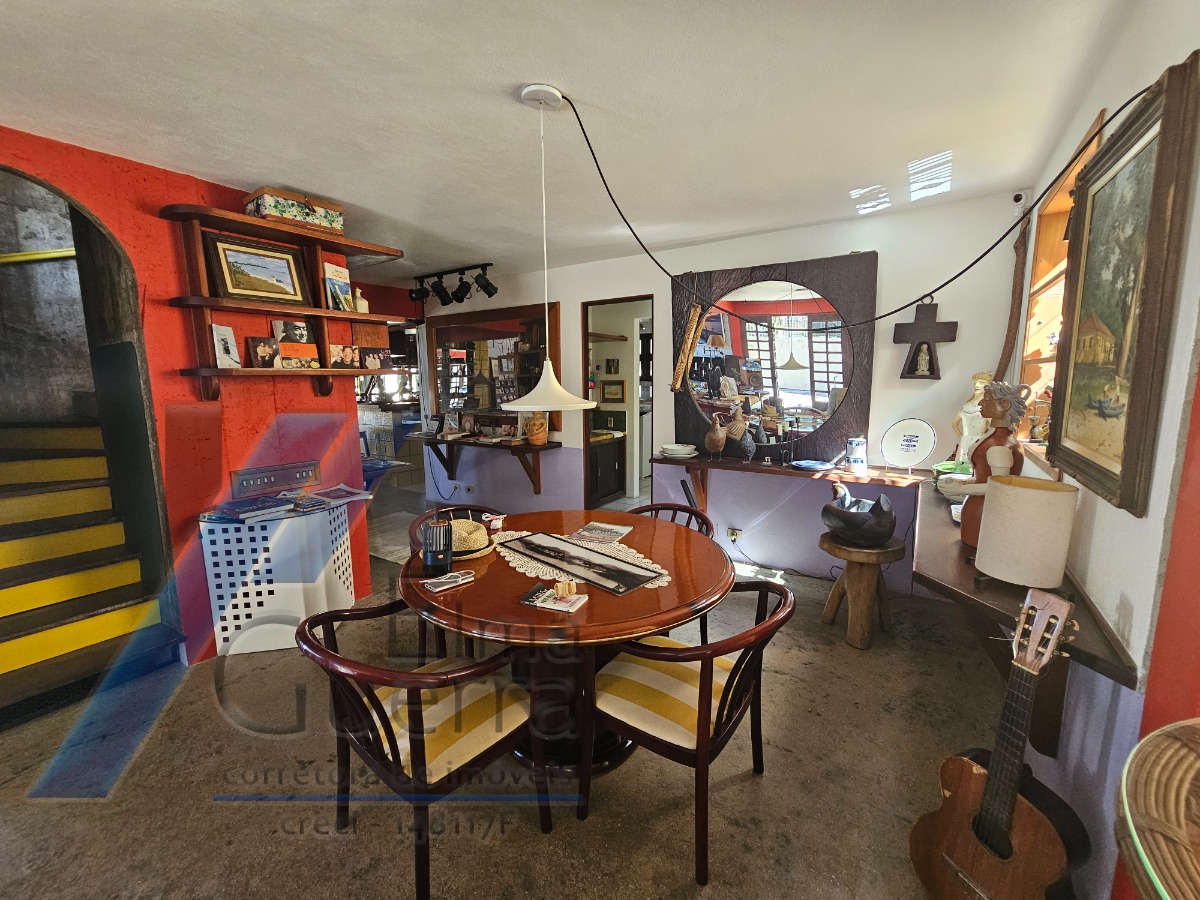 Ubatuba, Centro - Casa com 5 quartos, sendo 3 suítes
