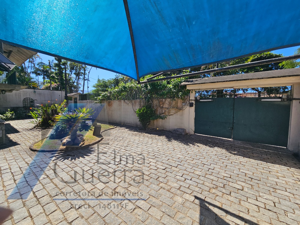 Ubatuba, Centro - Casa com 5 quartos, sendo 3 suítes