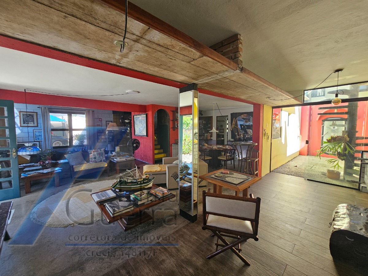 Ubatuba, Centro - Casa com 5 quartos, sendo 3 suítes