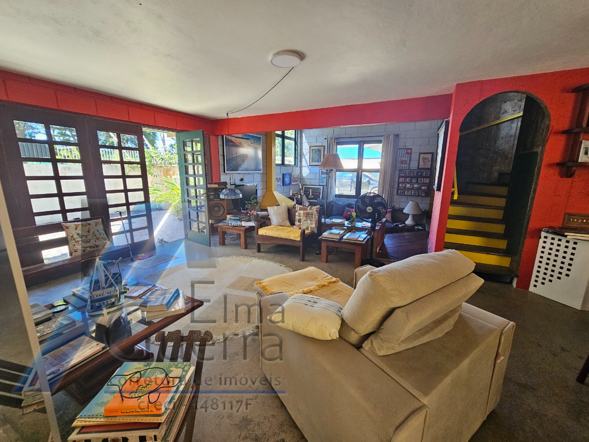 Ubatuba, Centro - Casa com 5 quartos, sendo 3 suítes