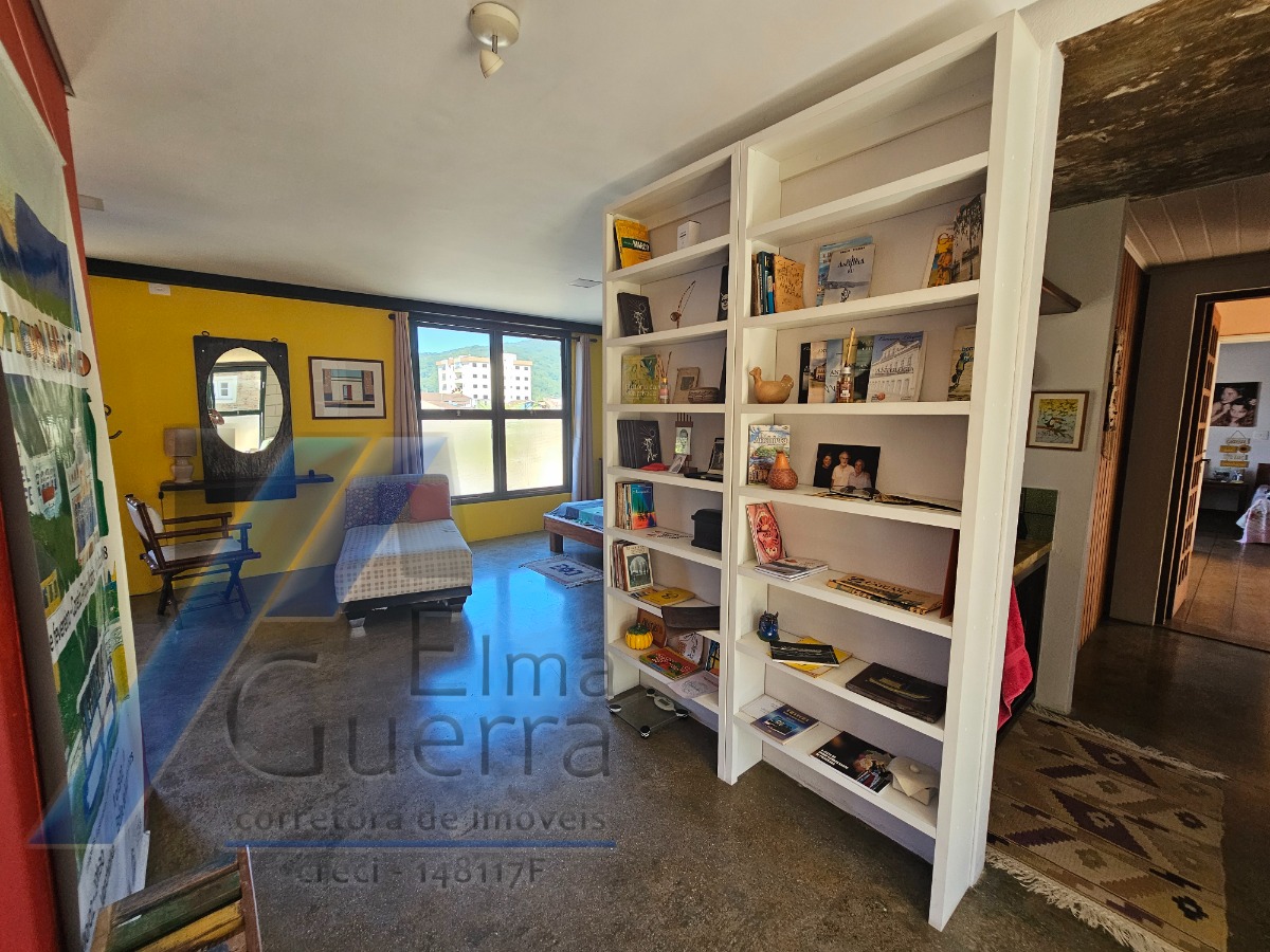 Ubatuba, Centro - Casa com 5 quartos, sendo 3 suítes