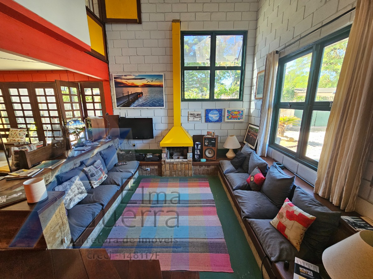 Ubatuba, Centro - Casa com 5 quartos, sendo 3 suítes