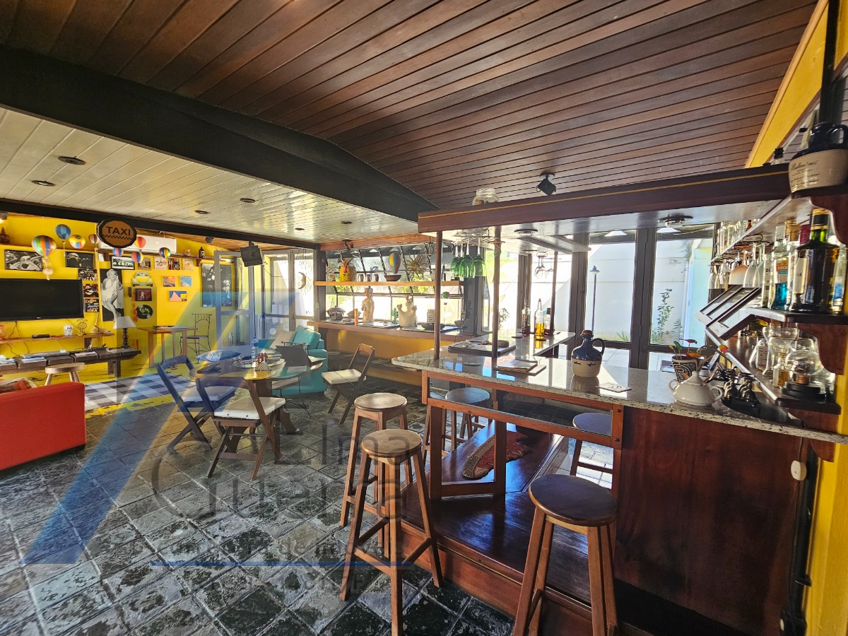 Ubatuba, Centro - Casa com 5 quartos, sendo 3 suítes