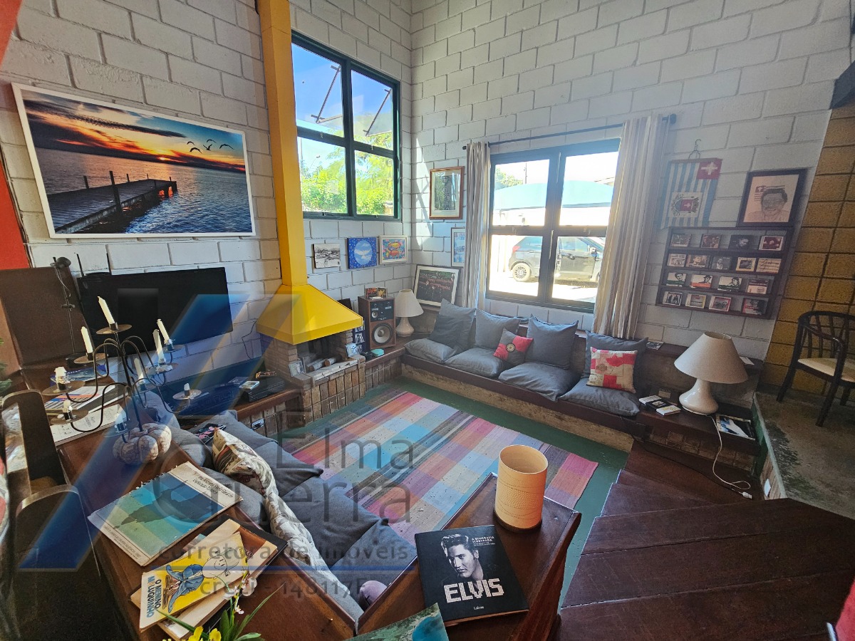 Ubatuba, Centro - Casa com 5 quartos, sendo 3 suítes