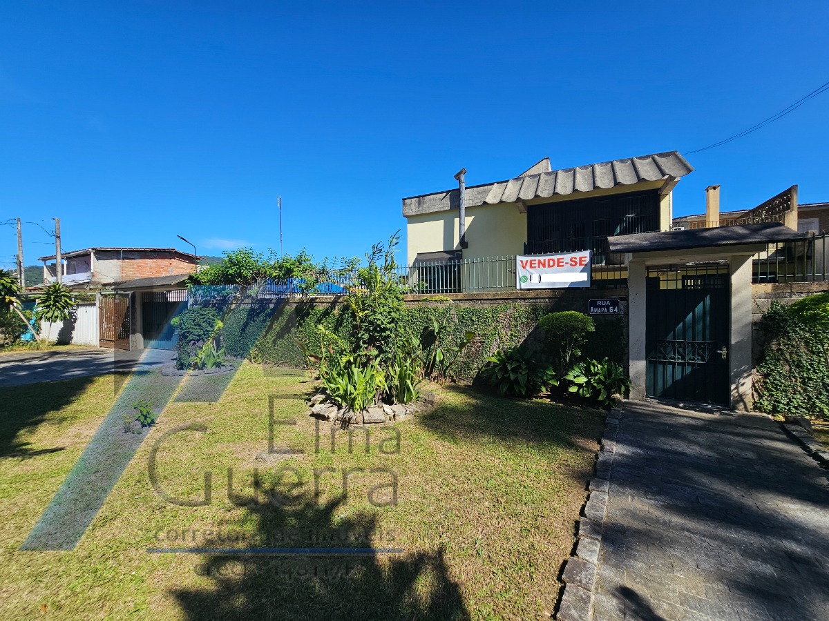 Ubatuba, Centro - Casa com 5 quartos, sendo 3 suítes