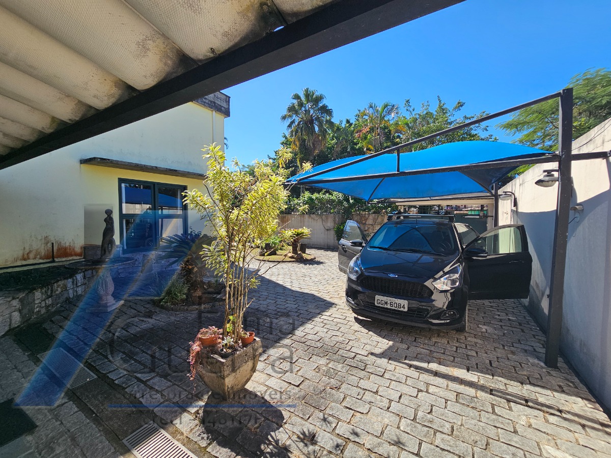 Ubatuba, Centro - Casa com 5 quartos, sendo 3 suítes