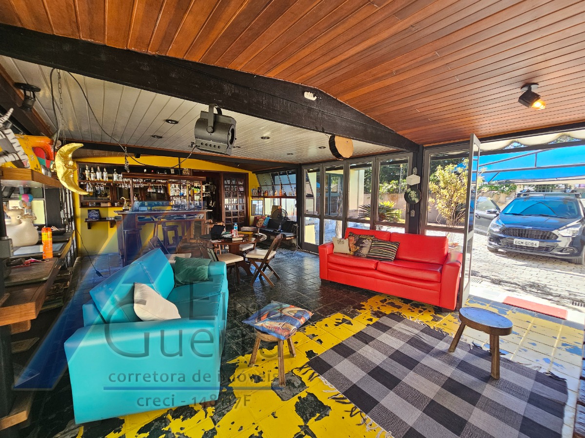 Ubatuba, Centro - Casa com 5 quartos, sendo 3 suítes