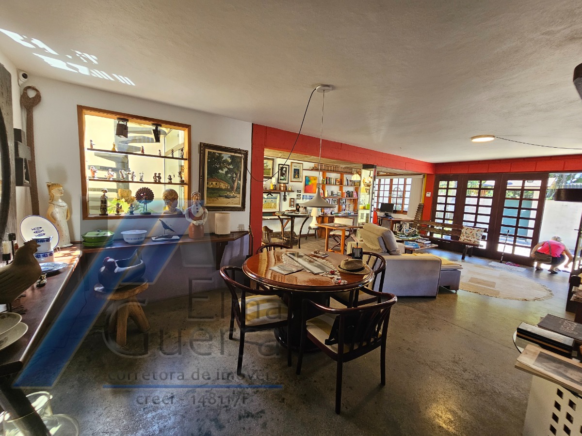 Ubatuba, Centro - Casa com 5 quartos, sendo 3 suítes