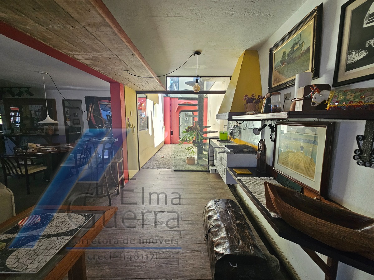 Ubatuba, Centro - Casa com 5 quartos, sendo 3 suítes