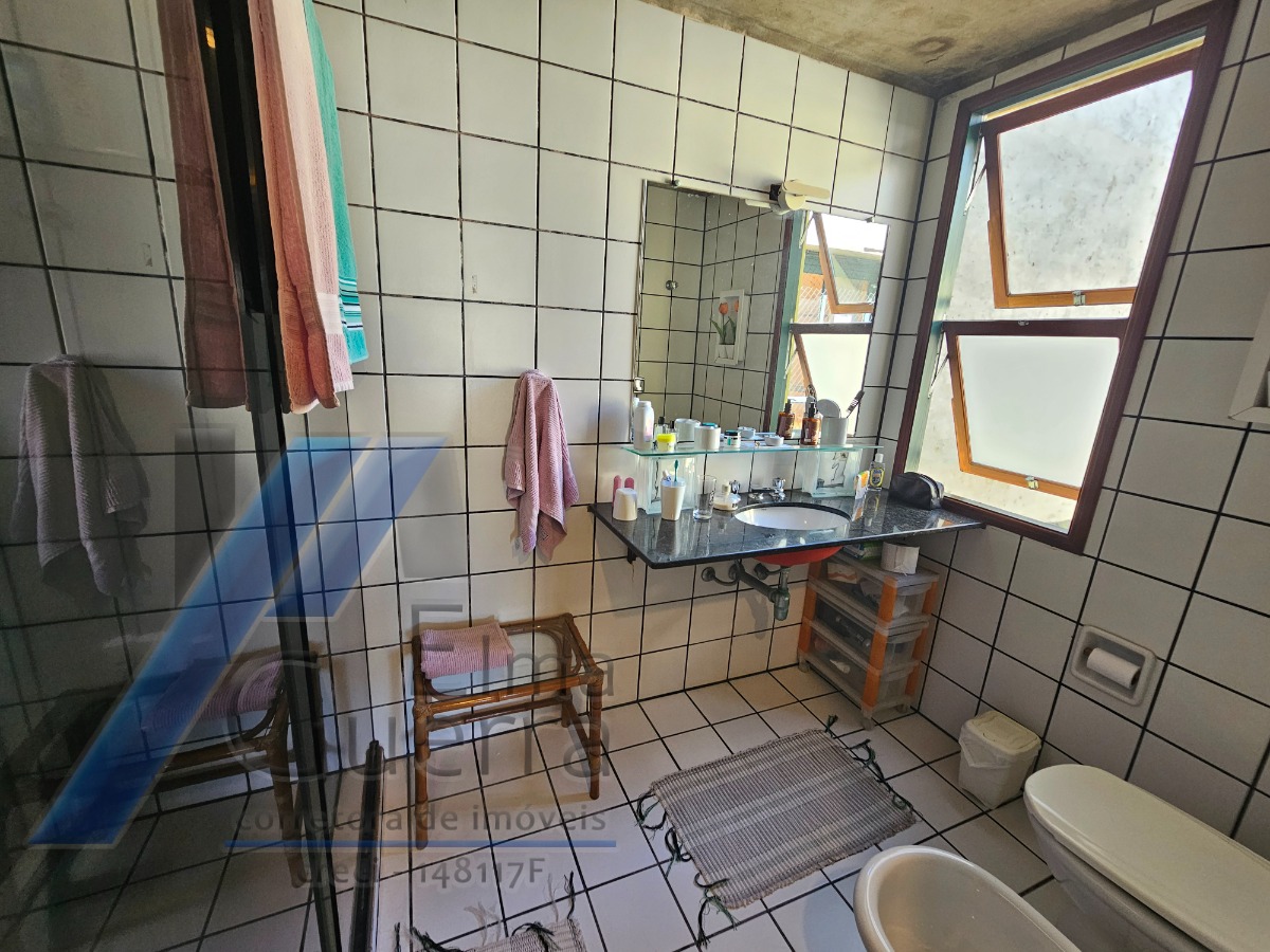 Ubatuba, Centro - Casa com 5 quartos, sendo 3 suítes