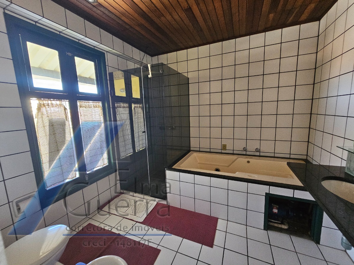 Ubatuba, Centro - Casa com 5 quartos, sendo 3 suítes