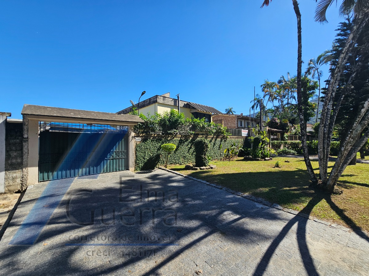 Ubatuba, Centro - Casa com 5 quartos, sendo 3 suítes