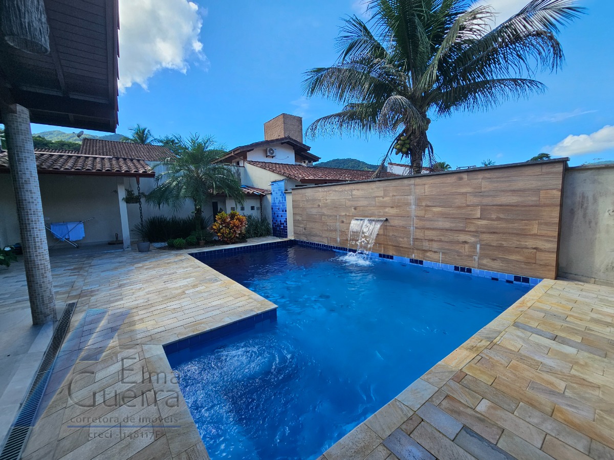 Ubatuba - Condomínio Park Hills, casa nova com 04 suítes e área de lazer.