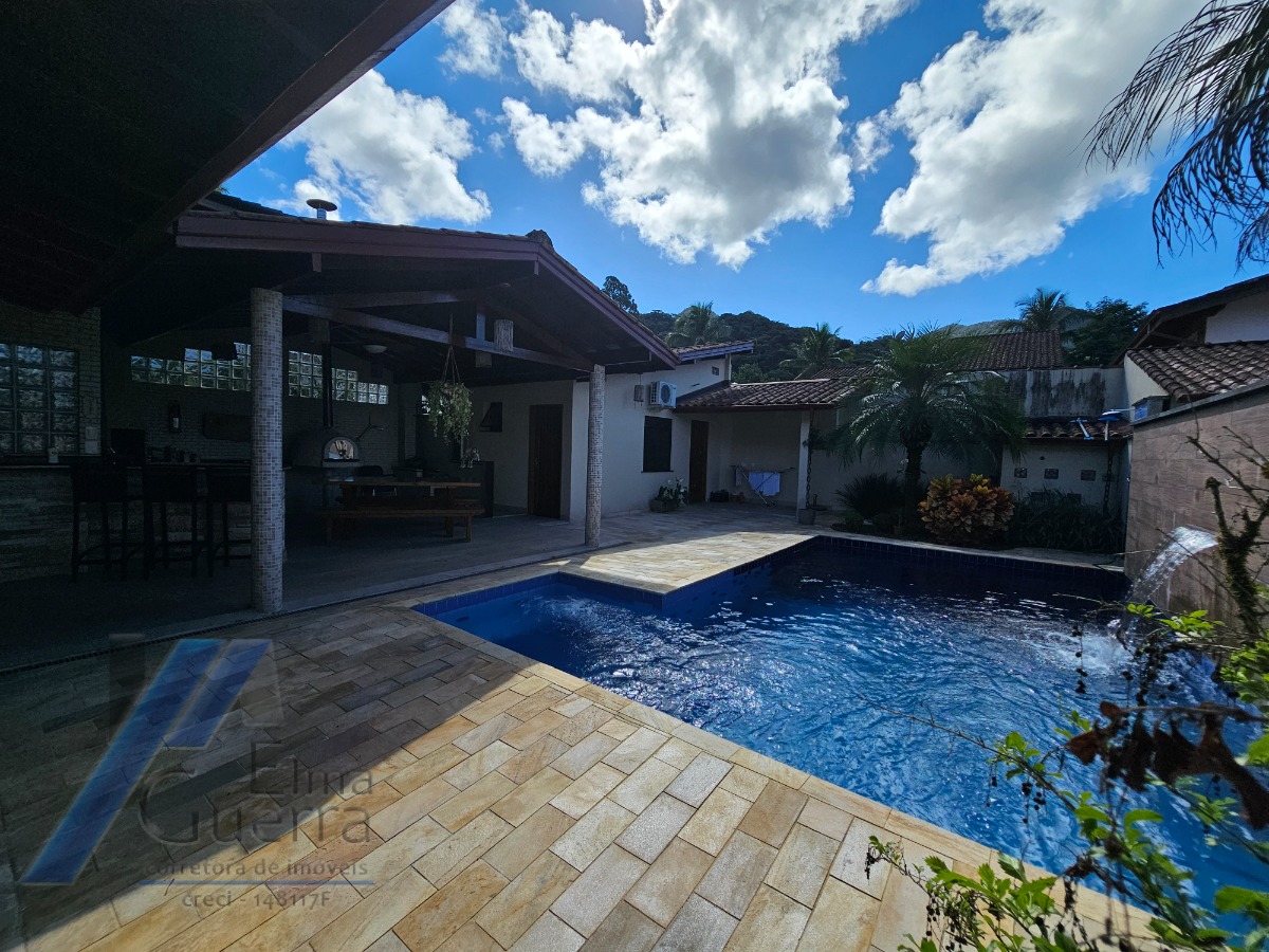 Ubatuba - Condomínio Park Hills, casa nova com 04 suítes e área de lazer.