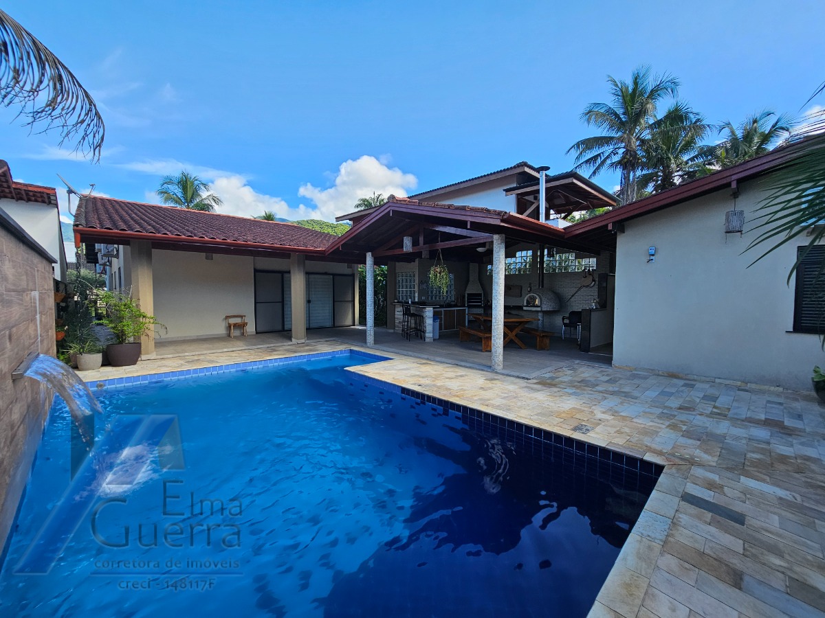 Ubatuba - Condomínio Park Hills, casa nova com 04 suítes e área de lazer.