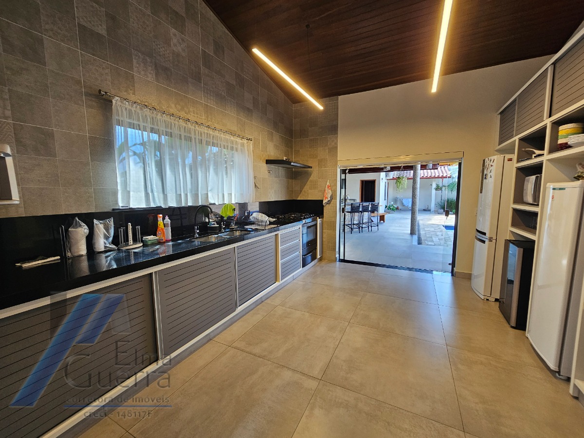 Ubatuba - Condomínio Park Hills, casa nova com 04 suítes e área de lazer.