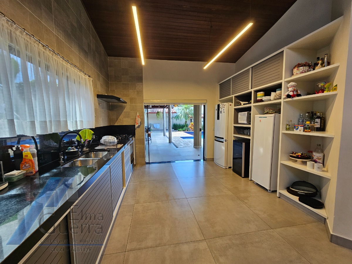 Ubatuba - Condomínio Park Hills, casa nova com 04 suítes e área de lazer.