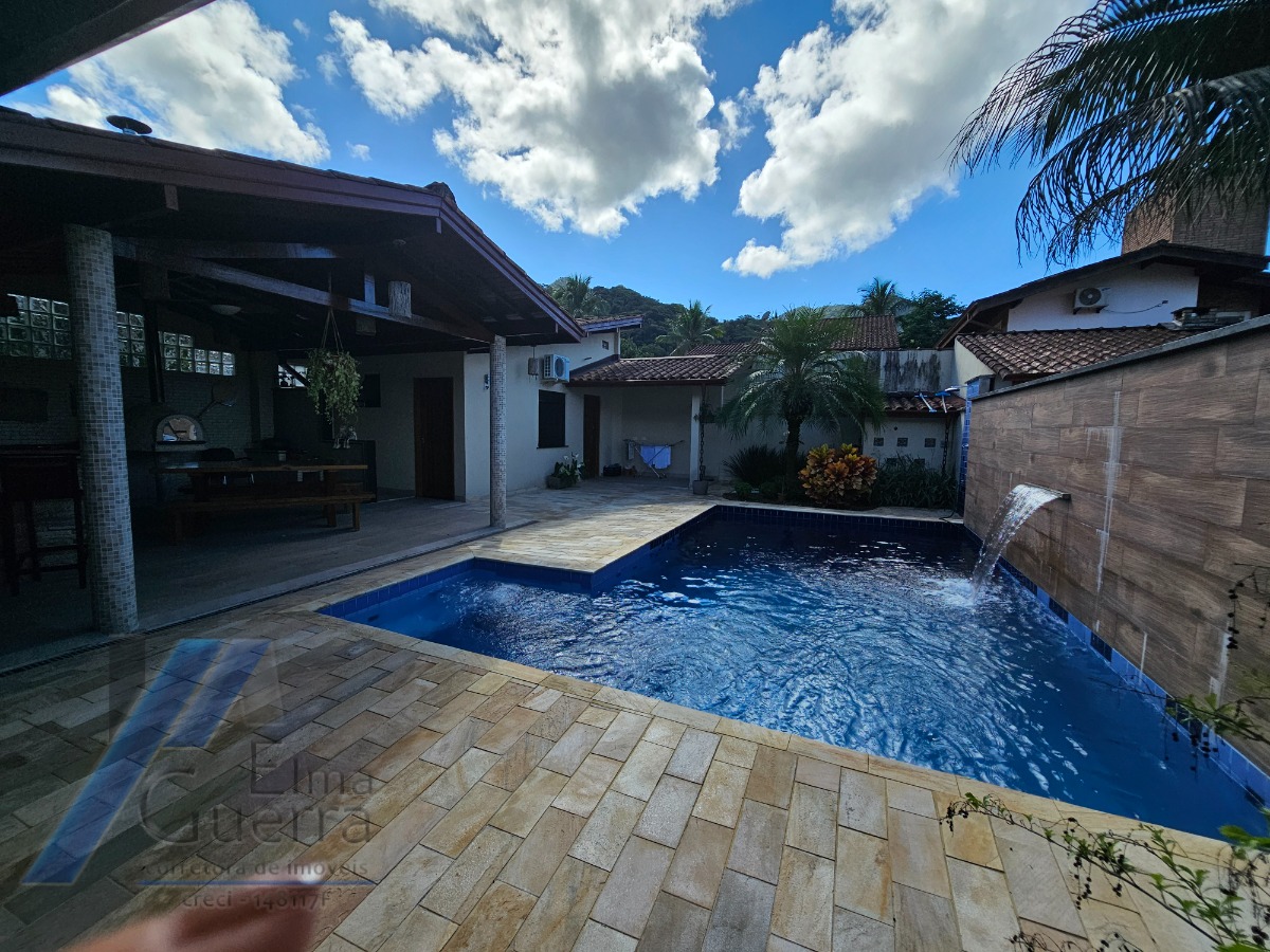 Ubatuba - Condomínio Park Hills, casa nova com 04 suítes e área de lazer.
