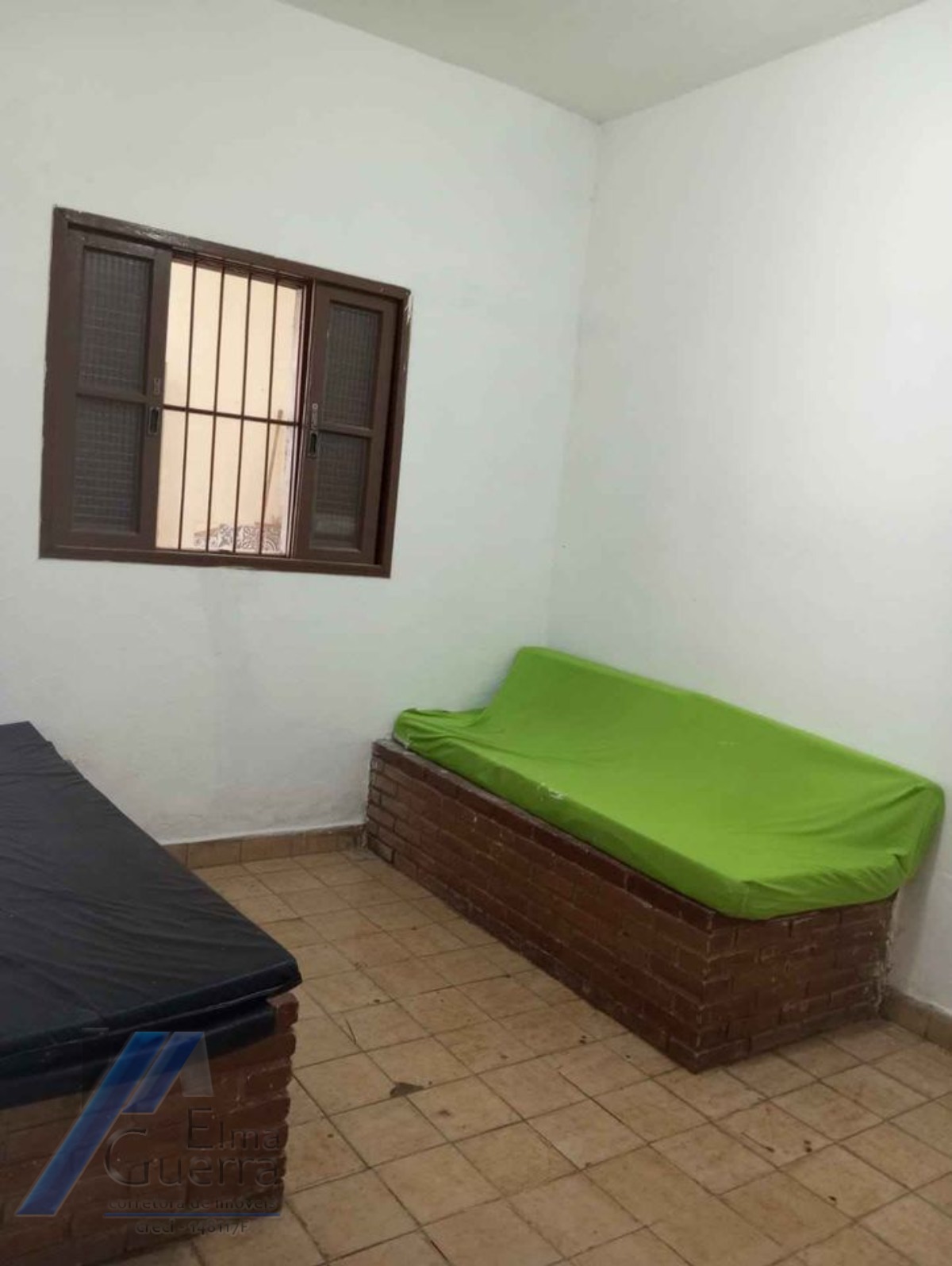 Ubatuba, Estufa I - Casa com 2 dormitórios, em corredor comercial.