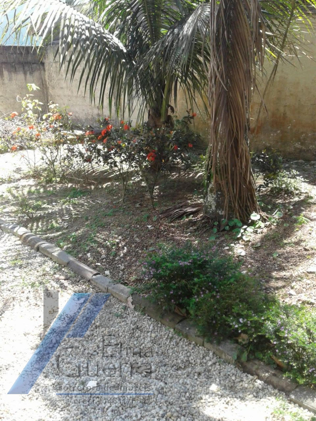 Ubatuba, Estufa I - Casa com 2 dormitórios, em corredor comercial.