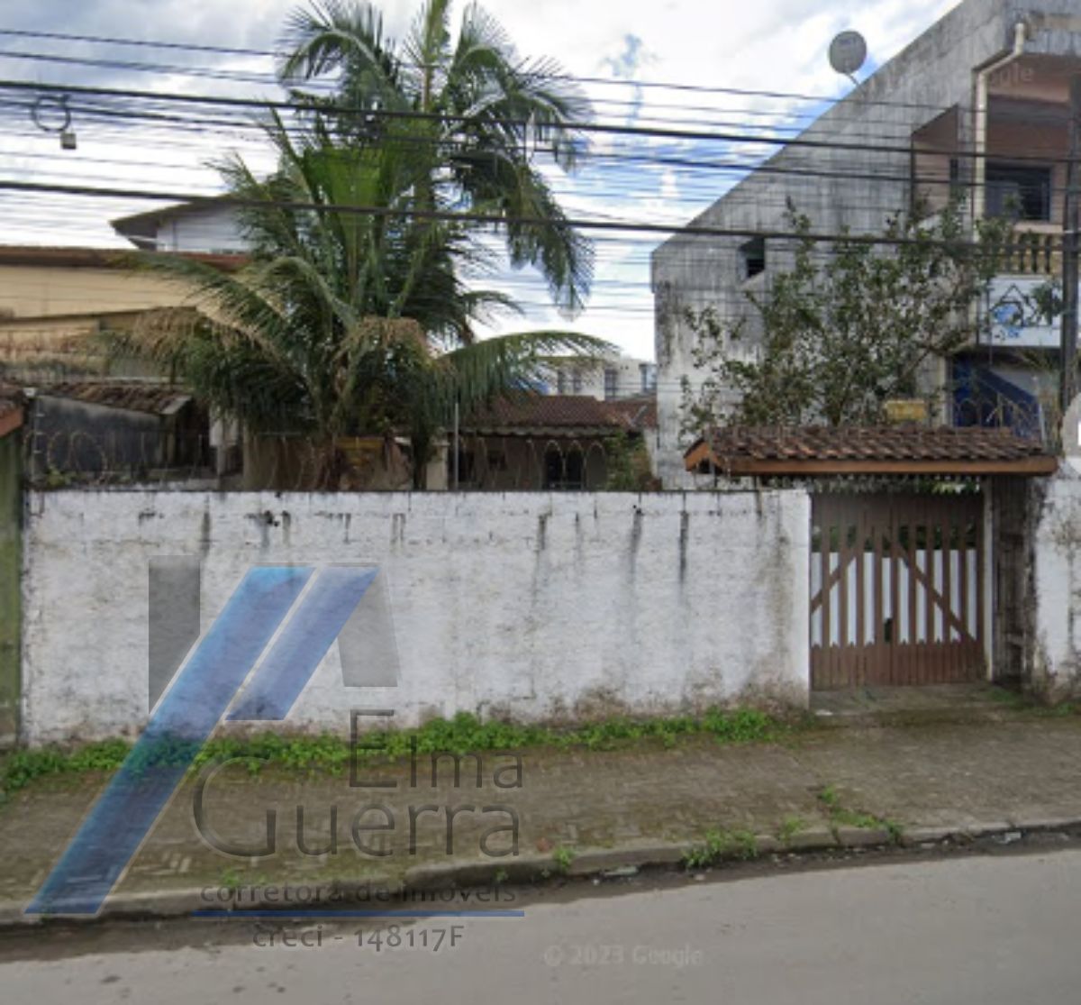 Ubatuba, Estufa I - Casa com 2 dormitórios, em corredor comercial.