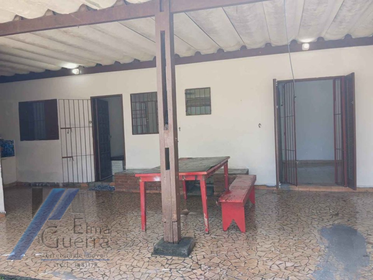 Ubatuba, Estufa I - Casa com 2 dormitórios, em corredor comercial.
