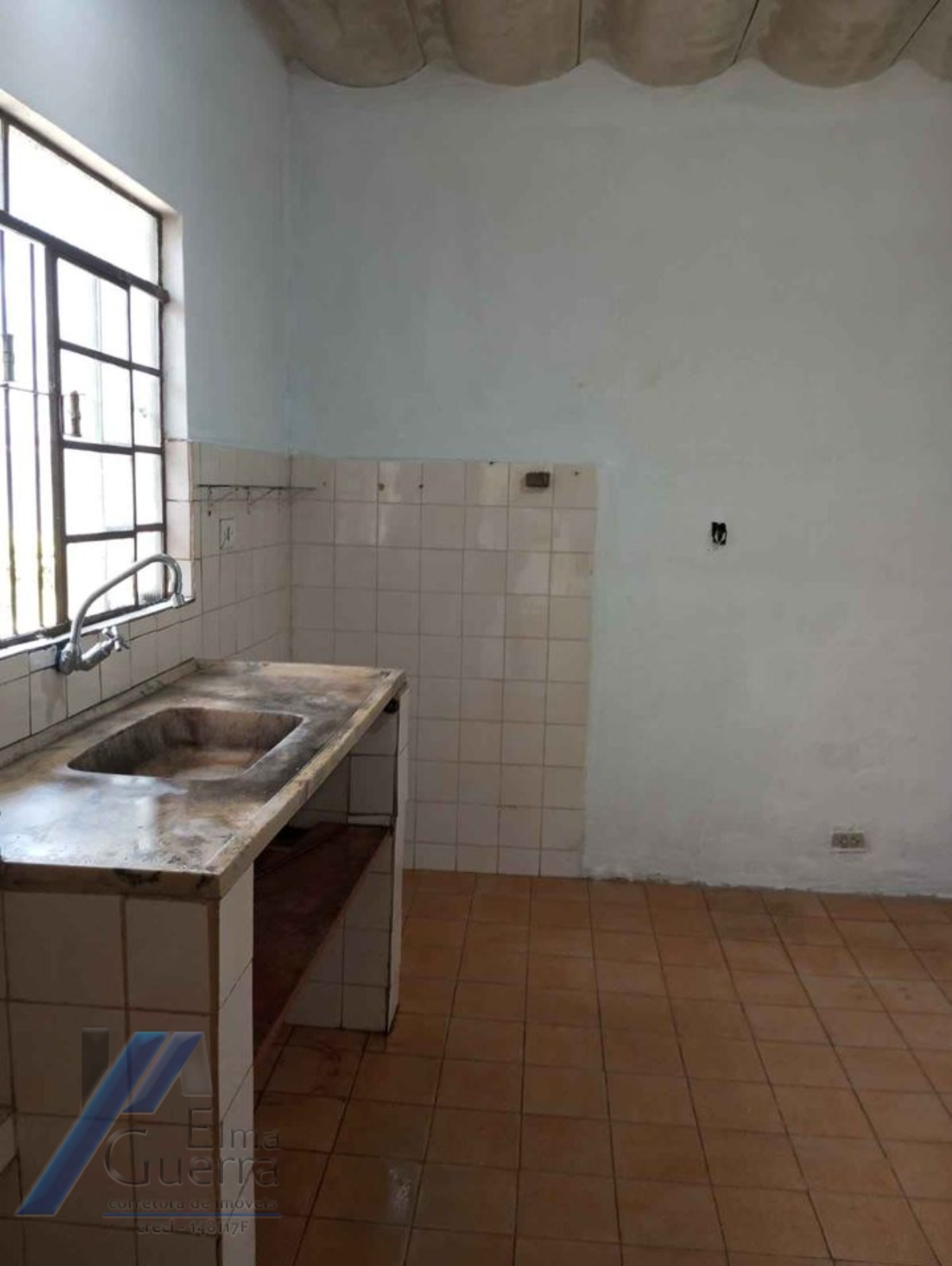 Ubatuba, Estufa I - Casa com 2 dormitórios, em corredor comercial.