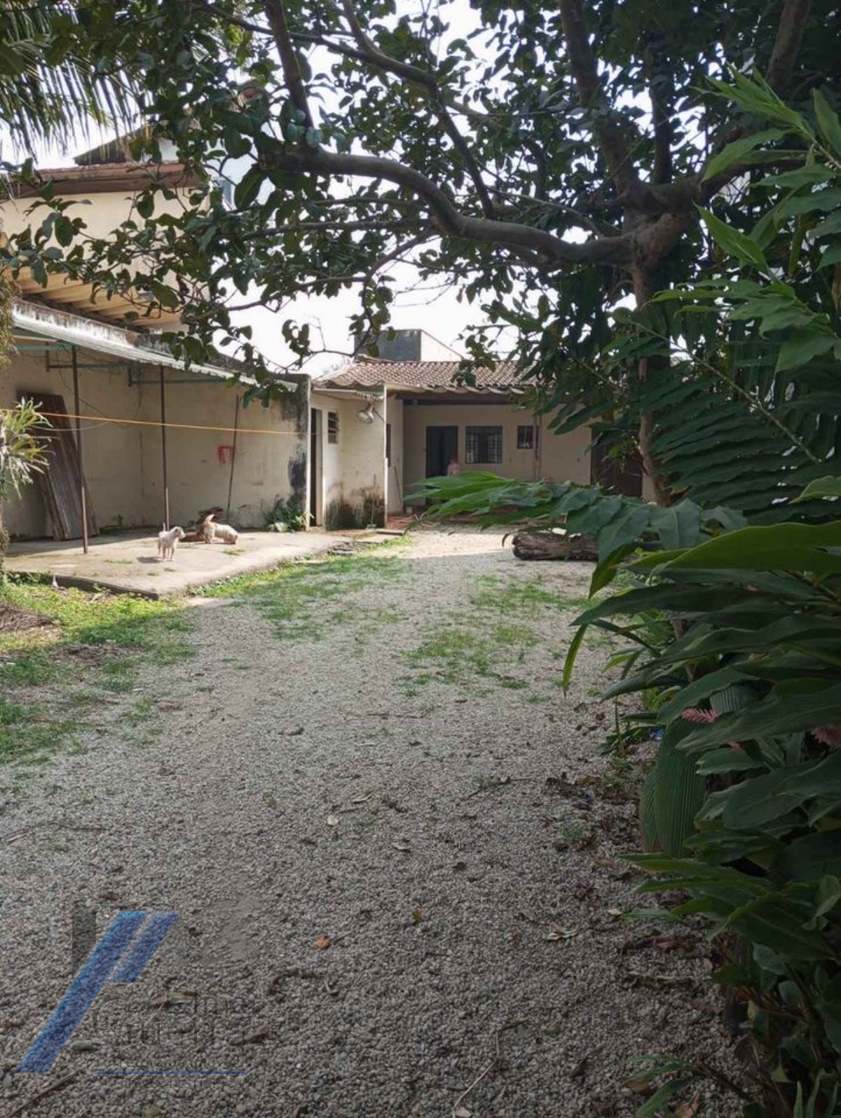 Ubatuba, Estufa I - Casa com 2 dormitórios, em corredor comercial.