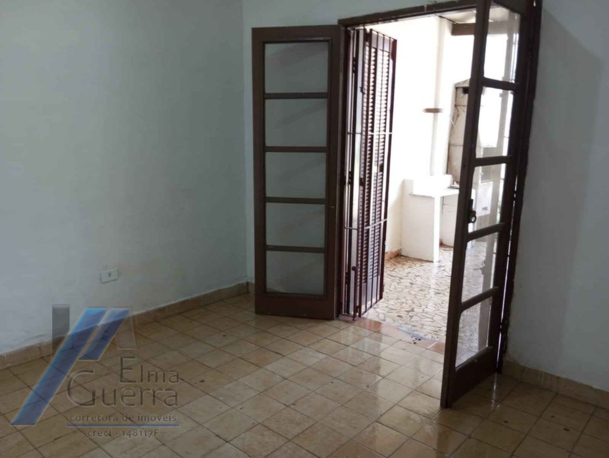 Ubatuba, Estufa I - Casa com 2 dormitórios, em corredor comercial.