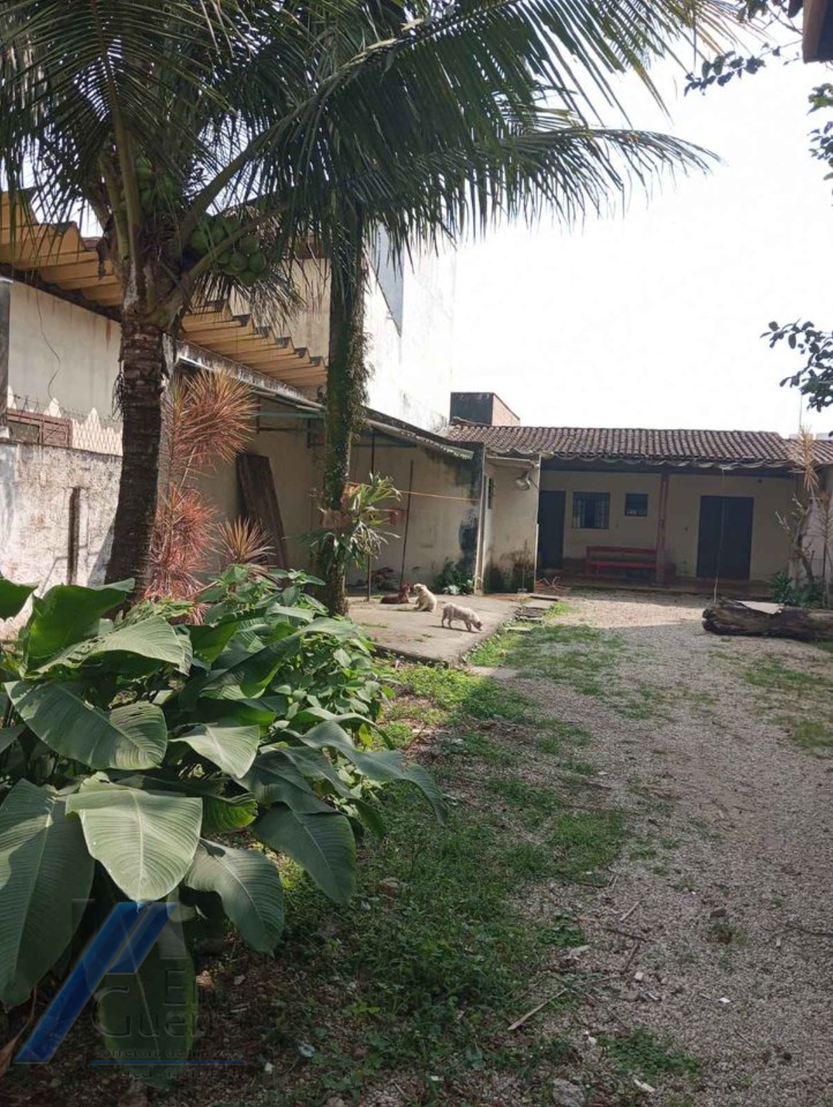 Ubatuba, Estufa I - Casa com 2 dormitórios, em corredor comercial.