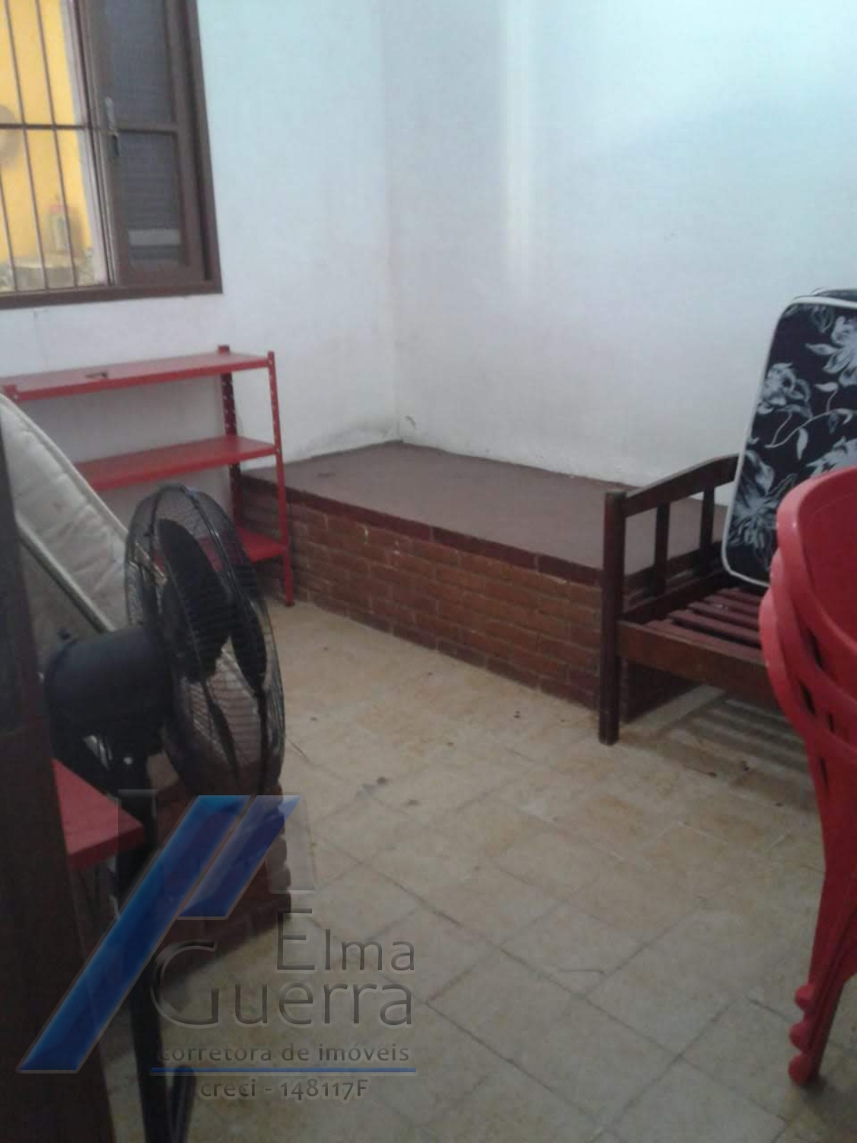 Ubatuba, Estufa I - Casa com 2 dormitórios, em corredor comercial.