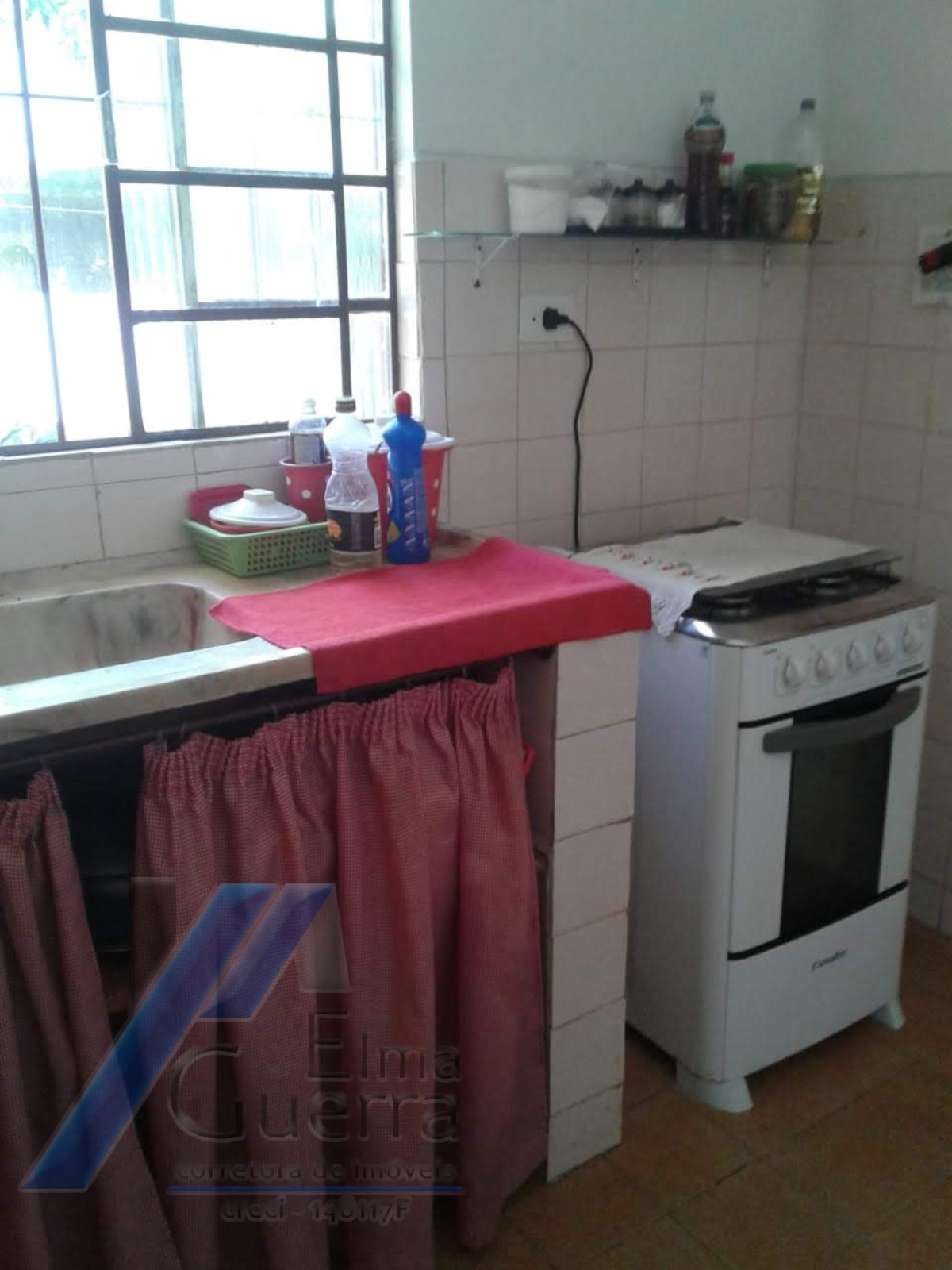 Ubatuba, Estufa I - Casa com 2 dormitórios, em corredor comercial.