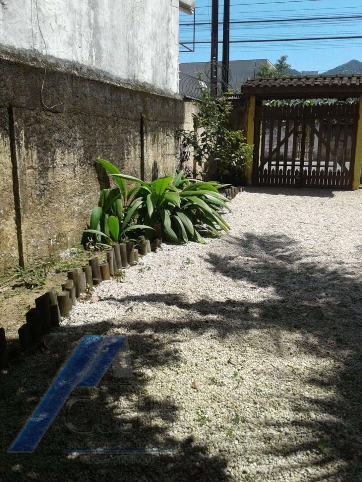 Ubatuba, Estufa I - Casa com 2 dormitórios, em corredor comercial.