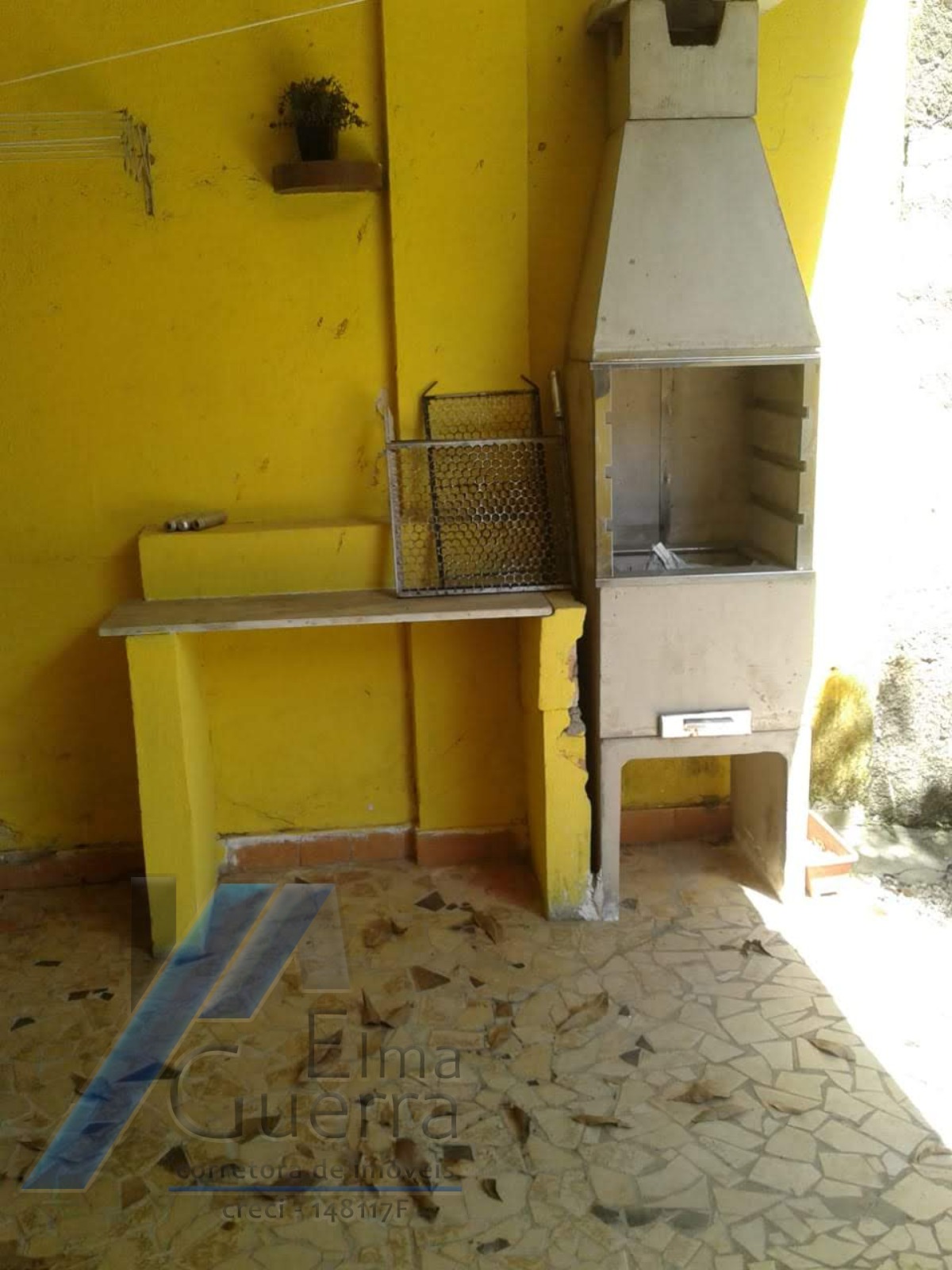Ubatuba, Estufa I - Casa com 2 dormitórios, em corredor comercial.