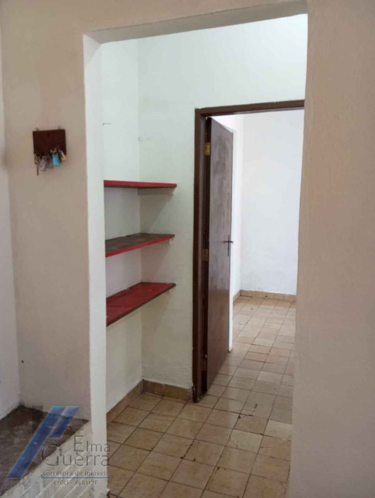 Ubatuba, Estufa I - Casa com 2 dormitórios, em corredor comercial.
