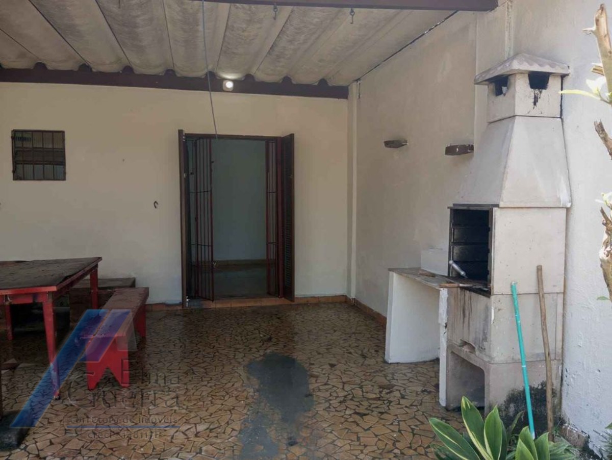 Ubatuba, Estufa I - Casa com 2 dormitórios, em corredor comercial.