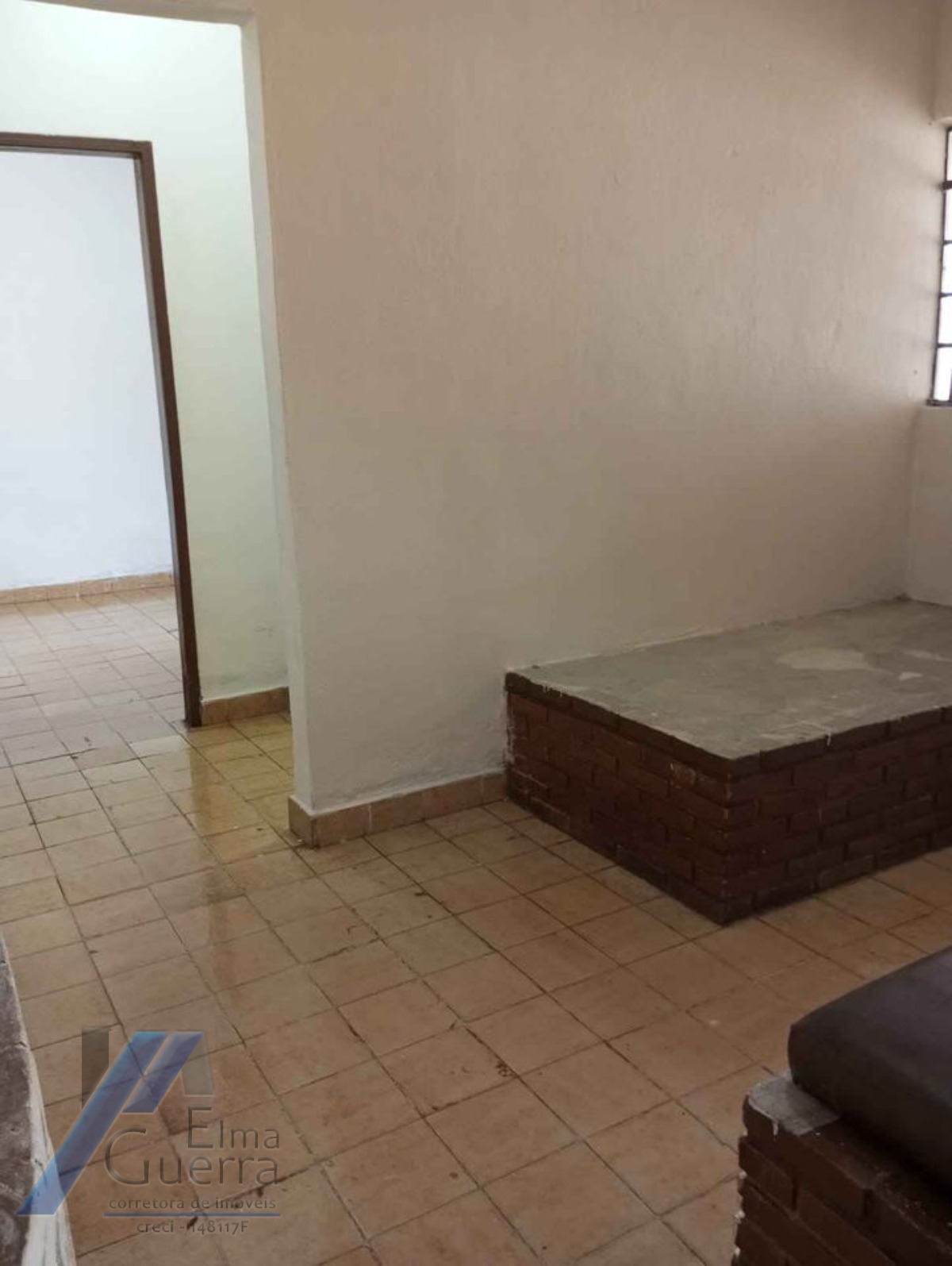 Ubatuba, Estufa I - Casa com 2 dormitórios, em corredor comercial.