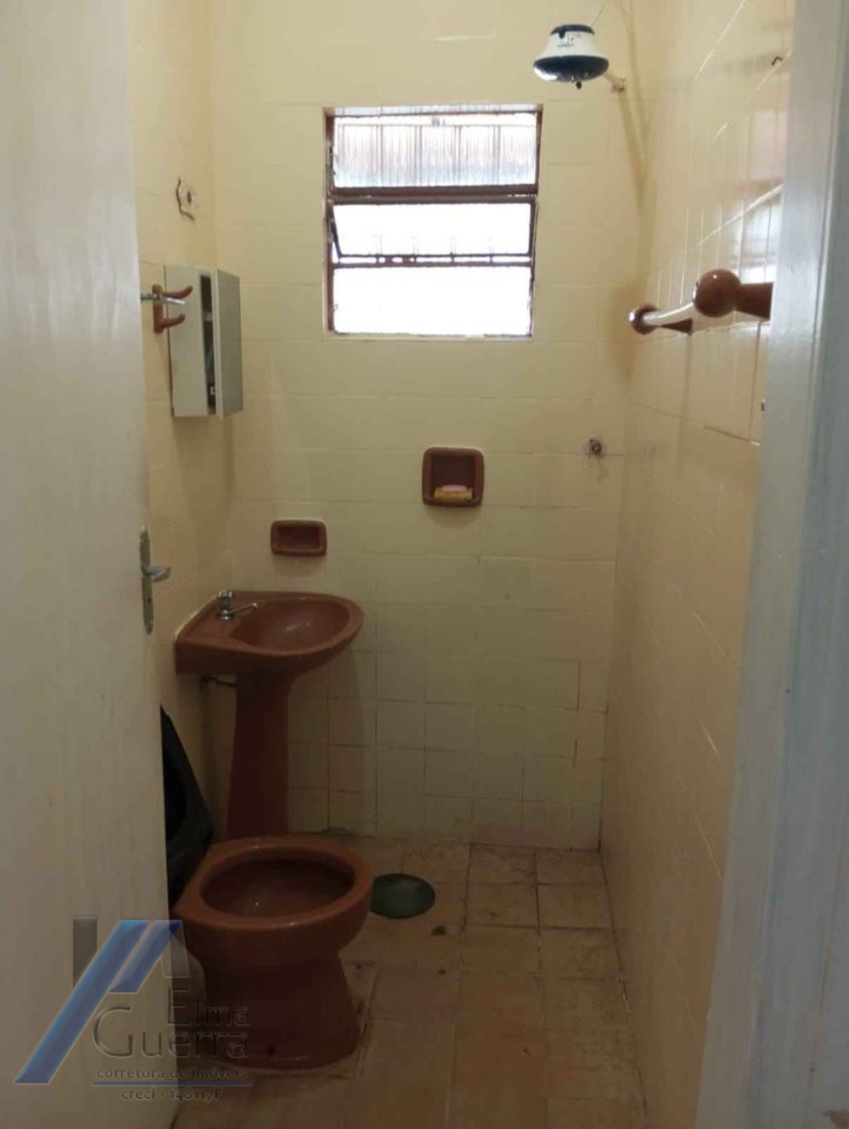 Ubatuba, Estufa I - Casa com 2 dormitórios, em corredor comercial.