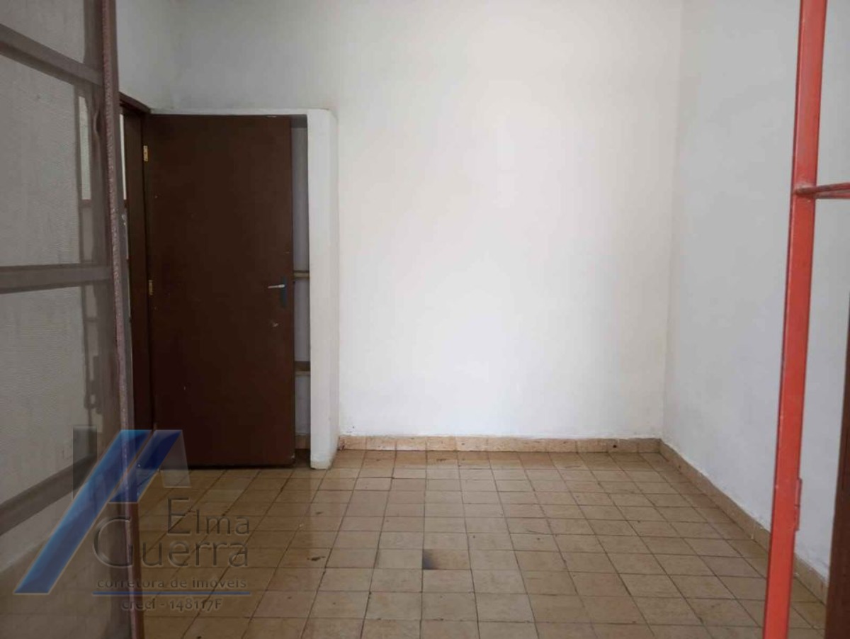 Ubatuba, Estufa I - Casa com 2 dormitórios, em corredor comercial.
