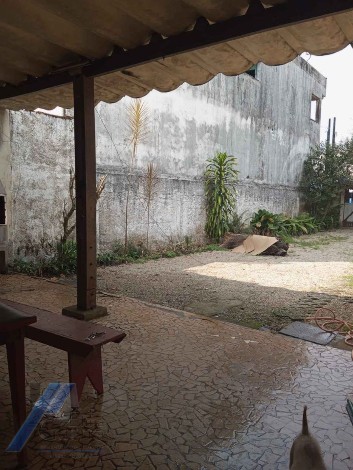 Ubatuba, Estufa I - Casa com 2 dormitórios, em corredor comercial.