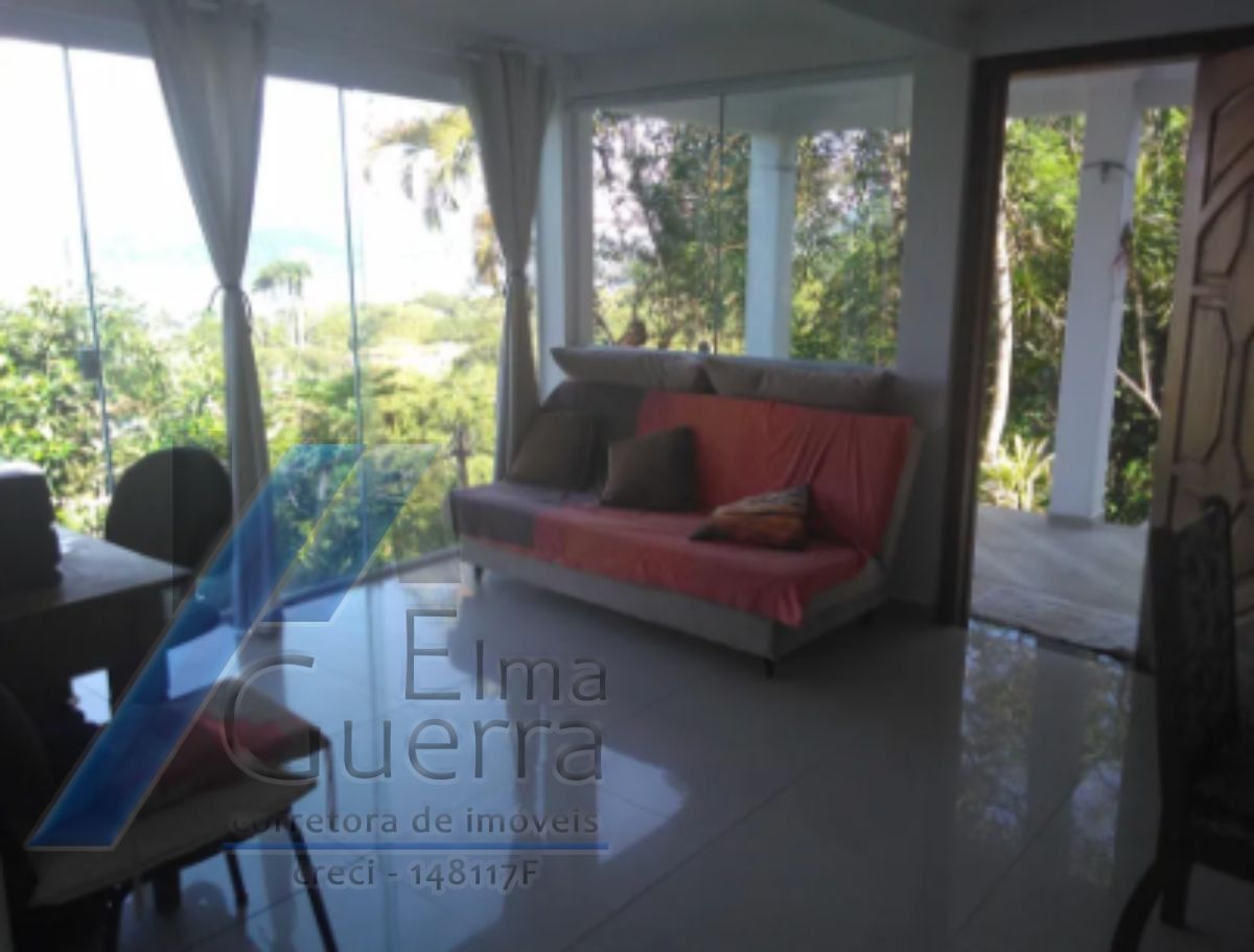 Ubatuba, Enseada - Casa com 05 dormitórios com vista para o mar.