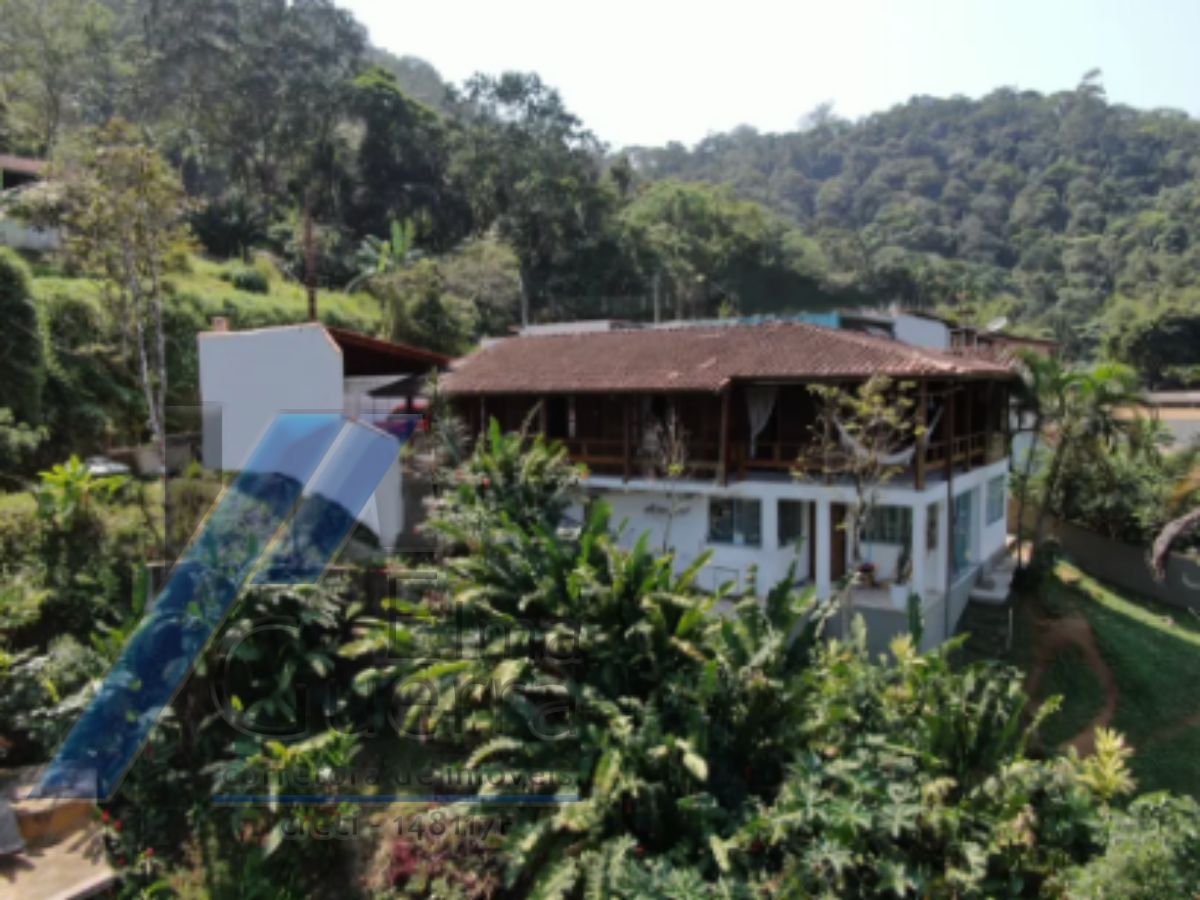 Ubatuba, Enseada - Casa com 05 dormitórios com vista para o mar.