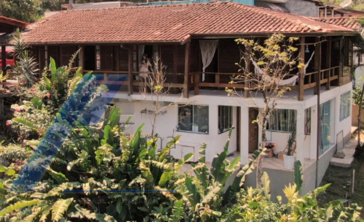 Ubatuba, Enseada - Casa com 05 dormitórios com vista para o mar.