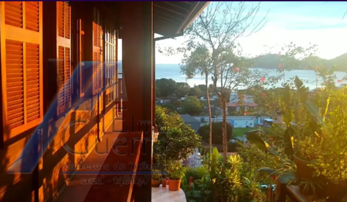 Ubatuba, Enseada - Casa com 05 dormitórios com vista para o mar.