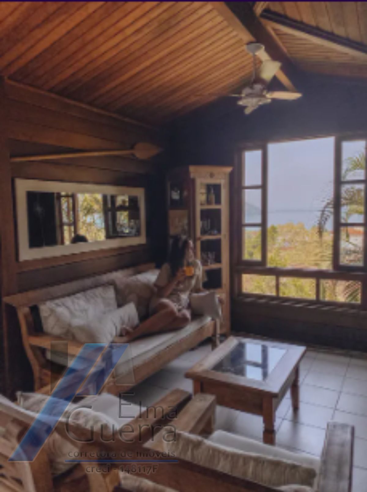 Ubatuba, Enseada - Casa com 05 dormitórios com vista para o mar.