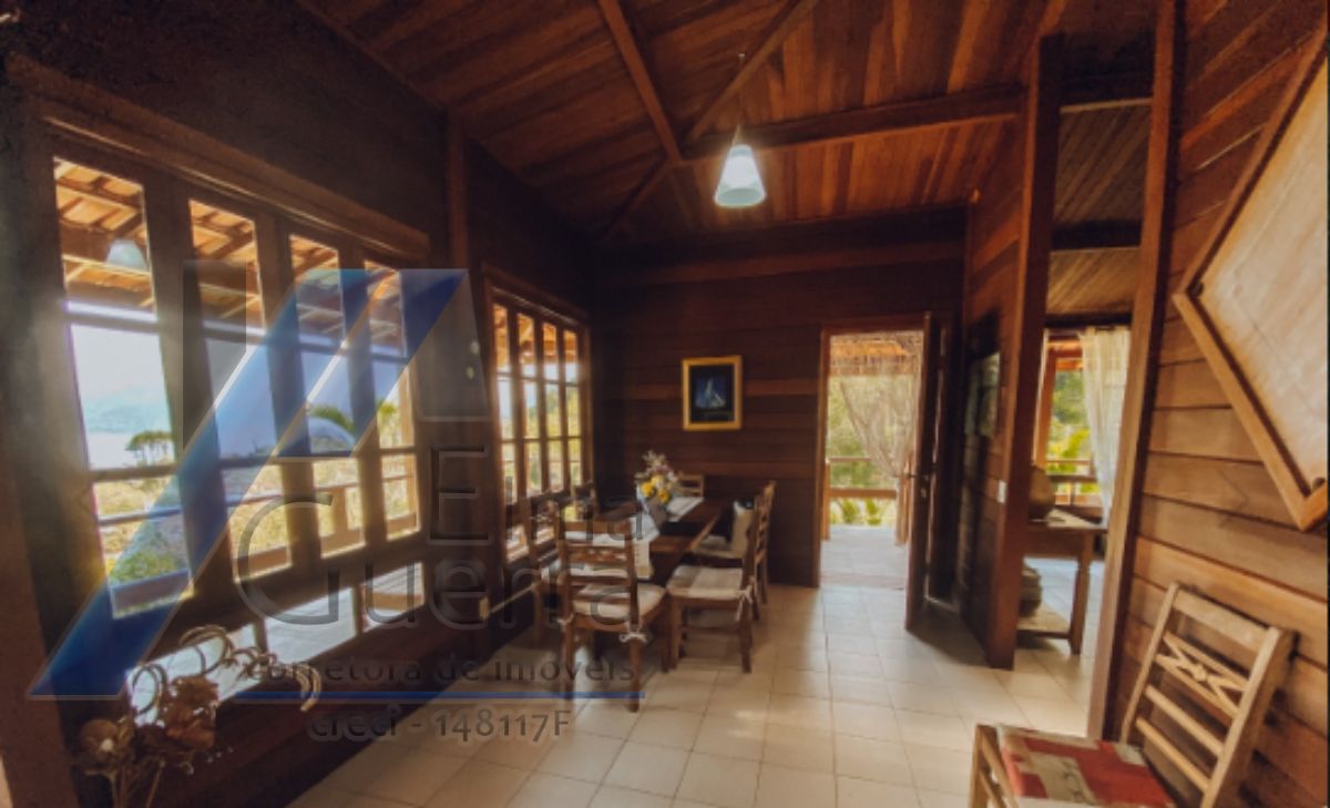 Ubatuba, Enseada - Casa com 05 dormitórios com vista para o mar.