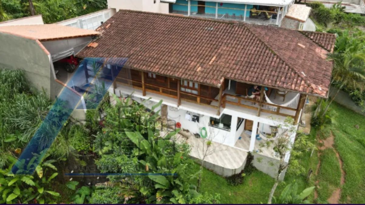 Ubatuba, Enseada - Casa com 05 dormitórios com vista para o mar.